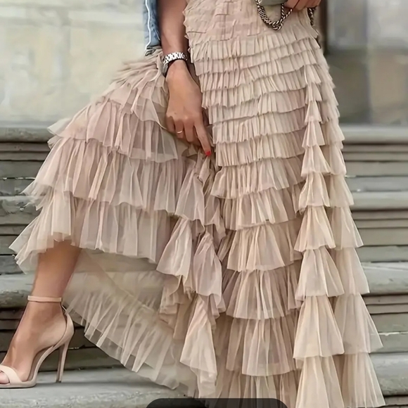 Source Unknown Dresses & Skirts - Awesome fully tiered apricot colored midi skirt with elastisized waistband osfm